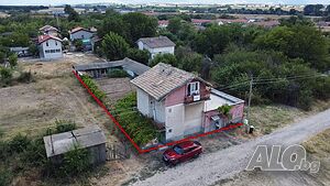 Монолитна триетажна къща в с. Златовръх
