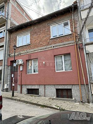 Етаж от къща с изба и таван - зад библиотеката