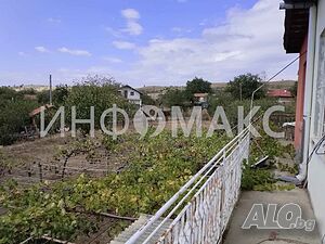 Къща с двор в уредено село около Бургас