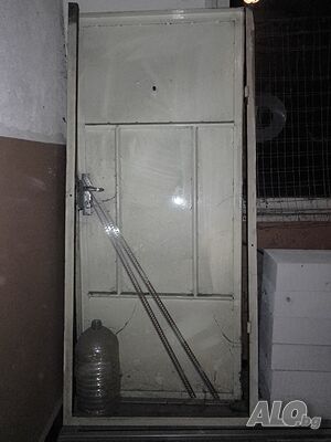 метална врата с каса