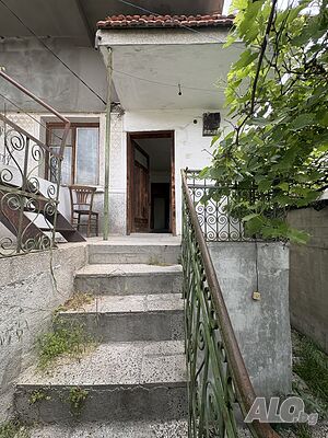 Едноетажна къща - тип близнак на ул. Априлци 14