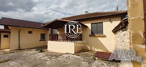 International Real Estates (IRE) представя: Прекрасен и отлично поддържан селски имот с огромен двор..