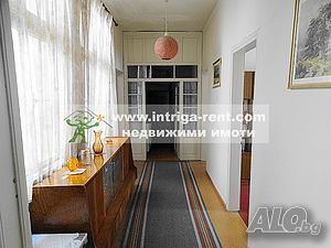 3070. Самостоятелен етаж от къща, разположен в идеален център на град Хасково.