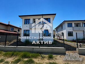 Модерна къща с 4 спални и двор в кв. Беломорски