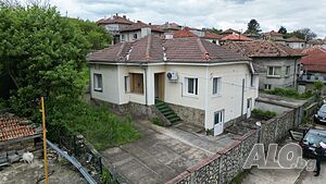 Ремонтирана Едноетажна Къща с голям двор в гр. Омуртаг (до Еконт)