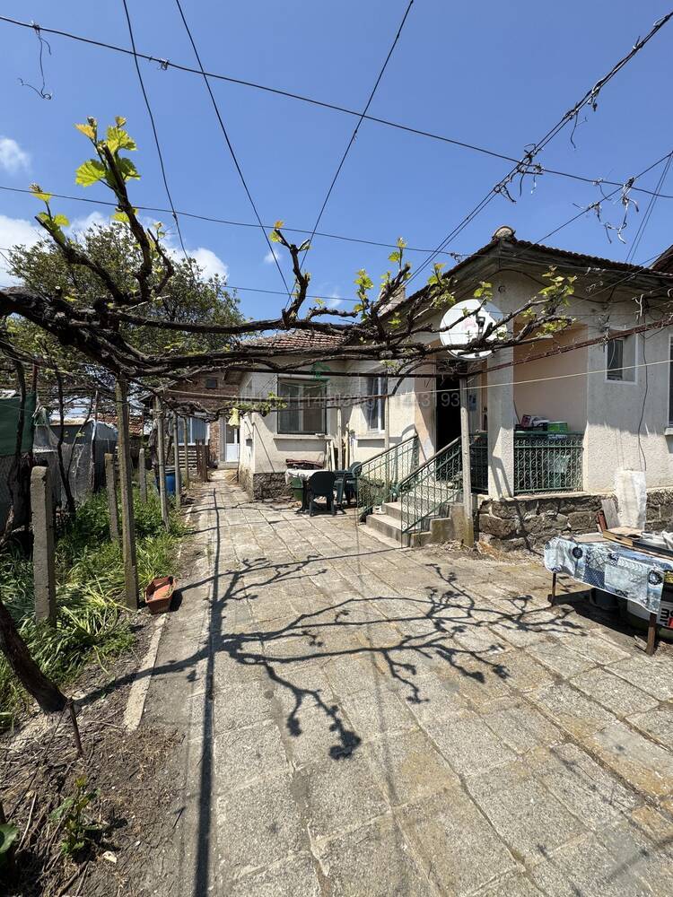 Къща с. Тръстиково Едноетажна къща 104 кв.м РЗП 1450 кв.м двор | Къщи, Вили | Тръстиково