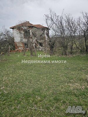 Къща с двор в село Войника