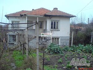 Двуетажна къща в село Маломир