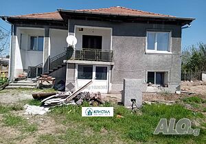Двуетажна тухлена къща в Цалапица