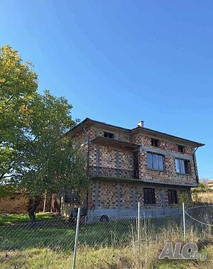 Триетажна масивна къща в с. Татарево