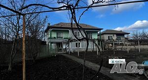 Двуетажна къща в центъра на Нови извор