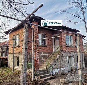 Двуетажна тухлена къща