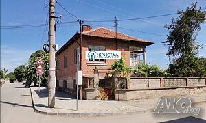 Двуетажна къща с гараж в Милево