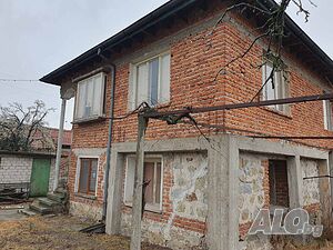 Масивна двуетажна къща с голям двор в Черноземен