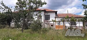 Масивна къща с голям двор в Татарево