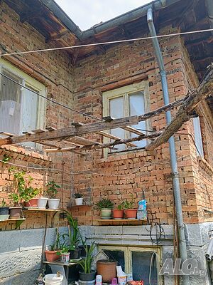 Къща с дворно място в село Овчага на час път от Варна