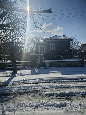 Очарователна двуетажна къща с голям двор и плодородна земя - близо до яз. Камчия, Прилеп (Бургас)