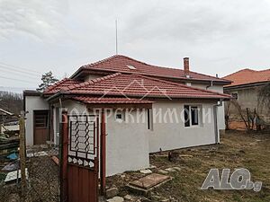 Реновирана къща с двор в Центъра на с. Палици