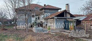 Къща с голям двор в село Павел