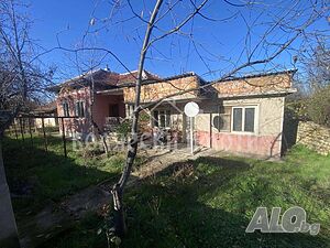 Къща с голям двор в село Ново село