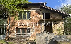 Двуетажна къща с голям двор в с. Обединение