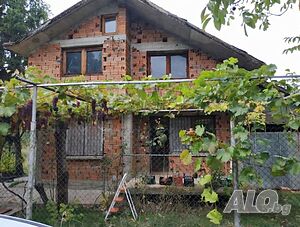 Продавам къща с двор в с. Караново общ. Нова Загора