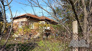 Собственик продава къща и дворно място