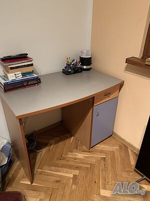 Продавам ученическо бюро и стол към него