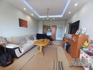 Продава двустаен апартамент с наемател
