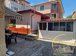 продавам цяла многофамилна къща в гр. Поморие.