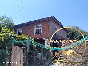 Продавам двуетажна къща в село Кости, община Царево