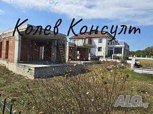 Продавам парцел с две къщи, с. Велика