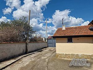 Реновирана къща с ОГРОМЕН двор 1500 кв.м в село Пирне