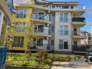 Продавам тристаен апартамент на 100 метра от плажа в кв. Сарафово