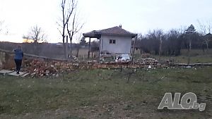 продавам къща с. малък поровец двор2600 гледка. общ. Исперих област. Разград
