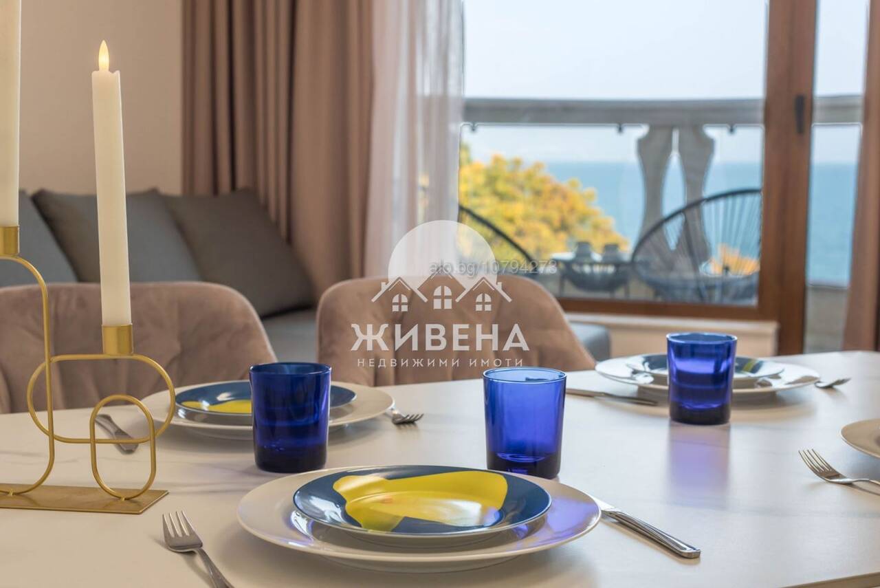 Луксозен 2 стаен апартамент, с гледка панорама море, първа линия море, до плаж Кабакум