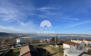 Продава парцел с две малки постройки в м-т Зеленика