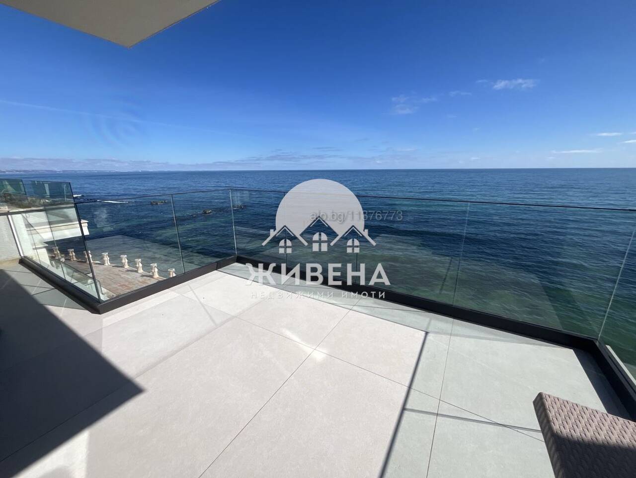 Под наем 2-стаен апартамент с фронтална панорама море, 1-ва линия море, басейн, град Варна