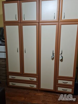 Продавам четиририкрилен гардероб с надстройка в отлично състояниеа