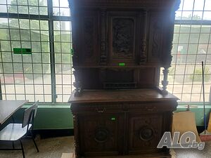Продавам старинен шкаф ( бюфет ), от 2 части с много ръчно направени ловни орнаменти