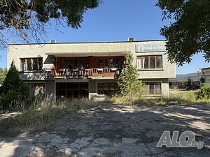 Индустриални площи, офис помещения и складове.