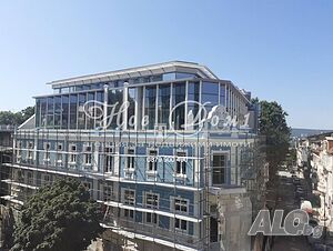 Архитектурен шедьовър в идеалния център Тристаен апартамент 178 кв.м Тухла 2024 г. 6 етаж Последен етаж | Апартаменти | Център Варна