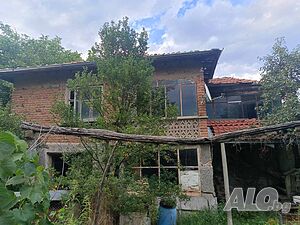 Двуетажна къща с ДВА ГАРАЖА, кладенец и панорама в минералното с. Леново!