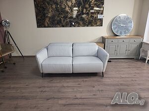 Светло сив кожен диван тройка Natuzzi с електрически релаксиращ механизъм