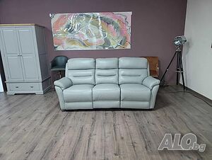 Светло сив кожен диван тройка с електрически релаксиращ механизъм