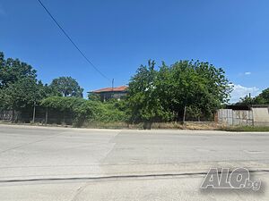 Продава се стара къща с двор в с. Златитрап