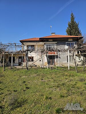 Напълно обзаведена двуетажна къща с нов покрив и гараж в центъра на с. Ракитница (Стара Загора)