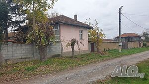 Двуетажна къща с двор в село Ресен.