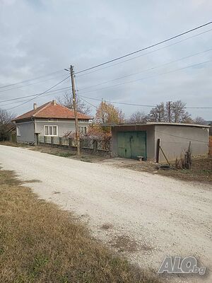 Къща с гараж и дворно място в село Павел