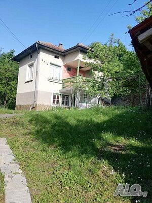 Продава къща